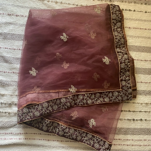 Lehenga set with jewelry 
Size M-L - Picture 5 of 7